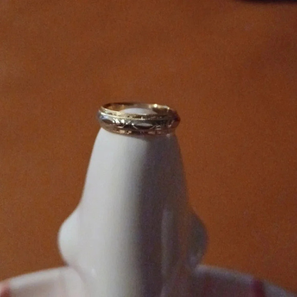 💙🌹New yellow tone wedding band - Picture 5 of 8